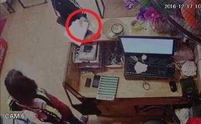 Clip: 'Nữ quái' giở tiểu xảo, đánh cắp điện thoại bằng tập giấy trắng