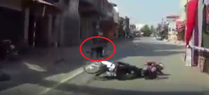 Clip: Đi bộ qua đường không quan sát suýt gây tai nạn chết người