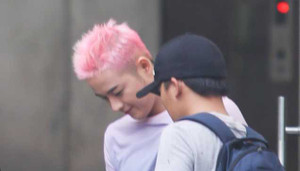 Thanh Duy ăn vội trước giờ ghi hình, đội mưa ký tặng fan