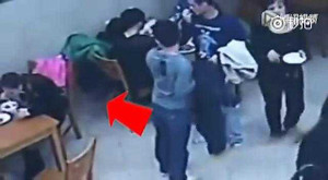 Clip: Lật tẩy loạt thủ đoạn trộm cắp tinh vi trong nhà hàng