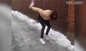 Những tai nạn hài hước khi đùa nghịch với băng