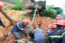 Video: Hiện trường sạt lở núi, vùi lấp nhiều người ở Khánh Hòa