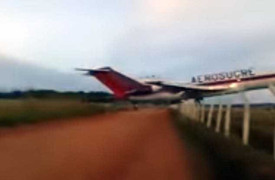 Clip: Máy bay Boeing chạy quá đường băng, đâm xuống cánh đồng nổ tung