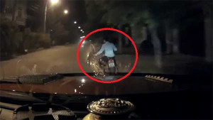 Clip: Tài xế truy đuổi 2 tên trộm đi xe máy như phim hành động