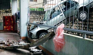 Nam sinh lái ôtô đâm thủng tường ký túc xá, treo lơ lửng trên không