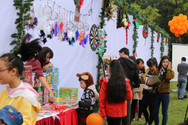 Ngôi nhà kẹo khổng lồ siêu xinh tại Ngày hội Giáng sinh gia đình