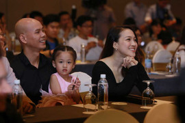 Phan Đinh Tùng hạnh phúc bên vợ xinh như hot girl và con gái đáng yêu