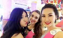 Áo dài dân tộc của siêu mẫu Phạm Thùy Linh tại Hoa hậu Du lịch Quốc tế 2016