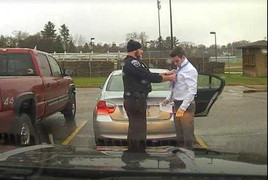 Clip cảnh sát thắt cà vạt giúp người vi phạm giao thông gây 'bão' mạng