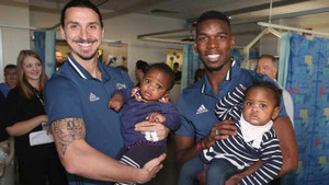 Dàn sao Premier League gây xúc động trước dịp Giáng sinh