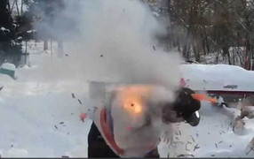 Đeo pháo quanh người rồi đốt, người đàn ông bị nổ văng hàng mét