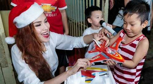 Diễm Hương cùng con trai mang Giáng sinh đến sớm cho trẻ em nghèo