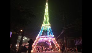 Ảnh: Tháp Eiffel 'khổng lồ' đón Noel ở Nghệ An