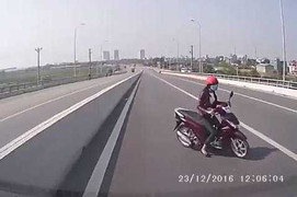 Clip: Cô gái 'hồn nhiên' đi ngược chiều, tạt đầu né ôtô trên quốc lộ