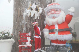 Ngắm tuyết rơi trên đỉnh Bà Nà dịp Giáng sinh