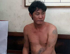 Người đàn ông cầm dao 'đại náo' khu dân cư, cố thủ cùng 2 cô gái