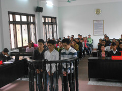 Thiếu nữ 14 tuổi bị 3 gã trai làng hãm hiếp trên bờ đê