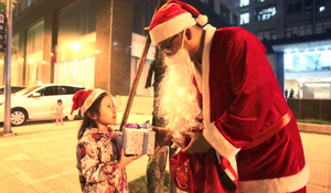 Ảnh: Theo chân ông già Noel chuyển quà trước đêm Giáng sinh