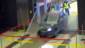 Clip: 'Ma men' chạy trốn CSGT, phi xe vào sân bay gây náo loạn