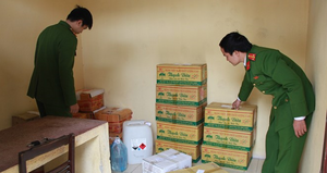 Pha axit vào nước lã để làm giấm bán Tết