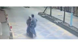 Tài xế 'tung cước' hạ kẻ vừa ăn cắp điện thoại của mình đang bỏ trốn bằng xe máy