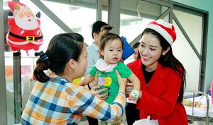 Á hậu Huyền My làm ‘bà già Noel’ đi tặng quà cho bệnh nhi