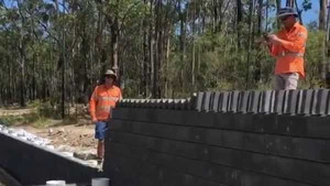 Công nhân xây dựng xếp domino bằng gạch và cái kết kinh ngạc