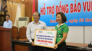 Công ty NutiFood hỗ trợ đồng bào lũ lụt miền Trung