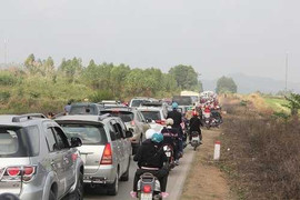 Vạn người đổ về cánh đồng hoa hướng dương, đường Hồ Chí Minh tắc nghẽn