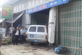 Xe ô tô biển xanh lao thẳng vào nhà dân