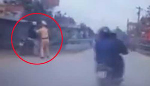 Clip: CSGT tóm gọn người vi phạm cố tình bỏ chạy