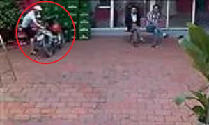 Clip: Siêu trộm bẻ khóa xe máy trước mặt mọi người, không ai nhận ra