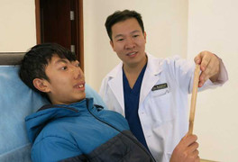 Giáo sư Mỹ 4 lần trở lại Việt Nam vì cậu bé 'không có mặt'