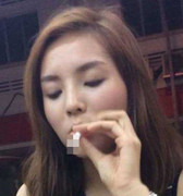 Hoa hậu Kỳ Duyên lại lộ ảnh hút thuốc lá táo bạo