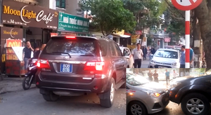 Xe biển xanh đi vào đường cấm bị xe taxi ép lùi sẽ bị xử lý thế nào?