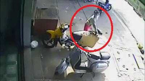 Đi giao gà cho khách bị nữ 'kê tặc' trộm trong nháy mắt