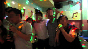 Hát karaoke trong giờ làm, 2 lãnh đạo Ban tổ chức huyện ủy bị kỷ luật