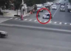 Lái xe say rượu húc cảnh sát văng lên nắp capô, đẩy đi hơn 5 km