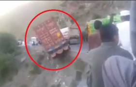 Tài xế thiện nghệ cứu xe tải khỏi rơi xuống vực ngoạn mục