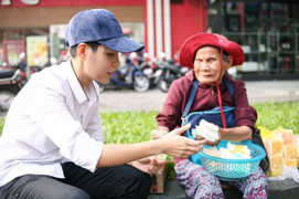 Vũ Cát Tường làm 'bà già Noel’ mang Giáng sinh đến cho người nghèo