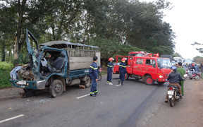 Xe tải tông nhau, 3 người nguy kịch
