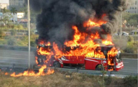 Clip: Xe khách cháy ngùn ngụt, khói đen bốc cuồn cuộn trên Đại lộ Thăng Long