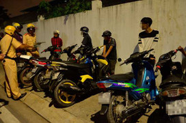 Giả danh cảnh sát, cướp xe người vi phạm giao thông trắng trợn giữa phố