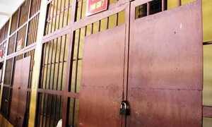 Nghi phạm dùng quần để tự vẫn trong nhà tạm giữ