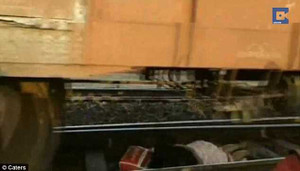 Người phụ nữ để đoàn tàu 56 toa chạy qua người nhưng không chết