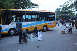 Va chạm với xe ben, xe buýt lật ngang đường, 10 người bị thương