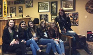 Cư dân mạng 'nát óc' tìm lời giải bức ảnh 6 cô gái 5 đôi chân