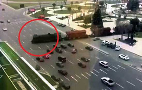 Clip sốc: Tàu hỏa không 'thèm' cảnh báo, cứ thế lao vun vút qua cao tốc tấp nập xe