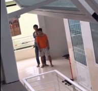 Nam thanh niên cầm dao, khống chế con tin trong khu trọ