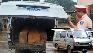 Bị công an yêu cầu dừng lại, nhiều người trên xe biển xanh bỏ chạy